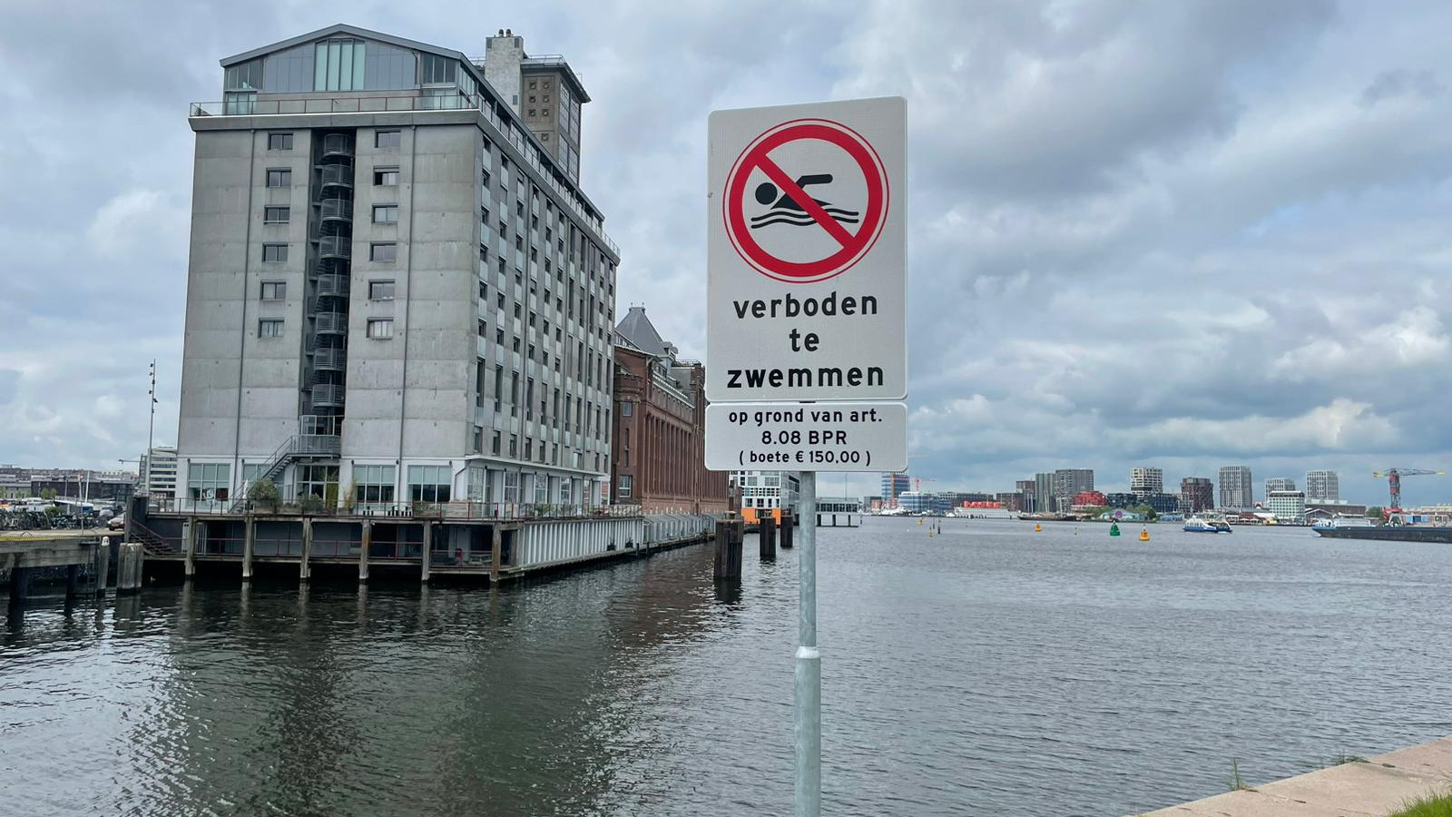 Zwemmen bij Stenen Hoofd verboden