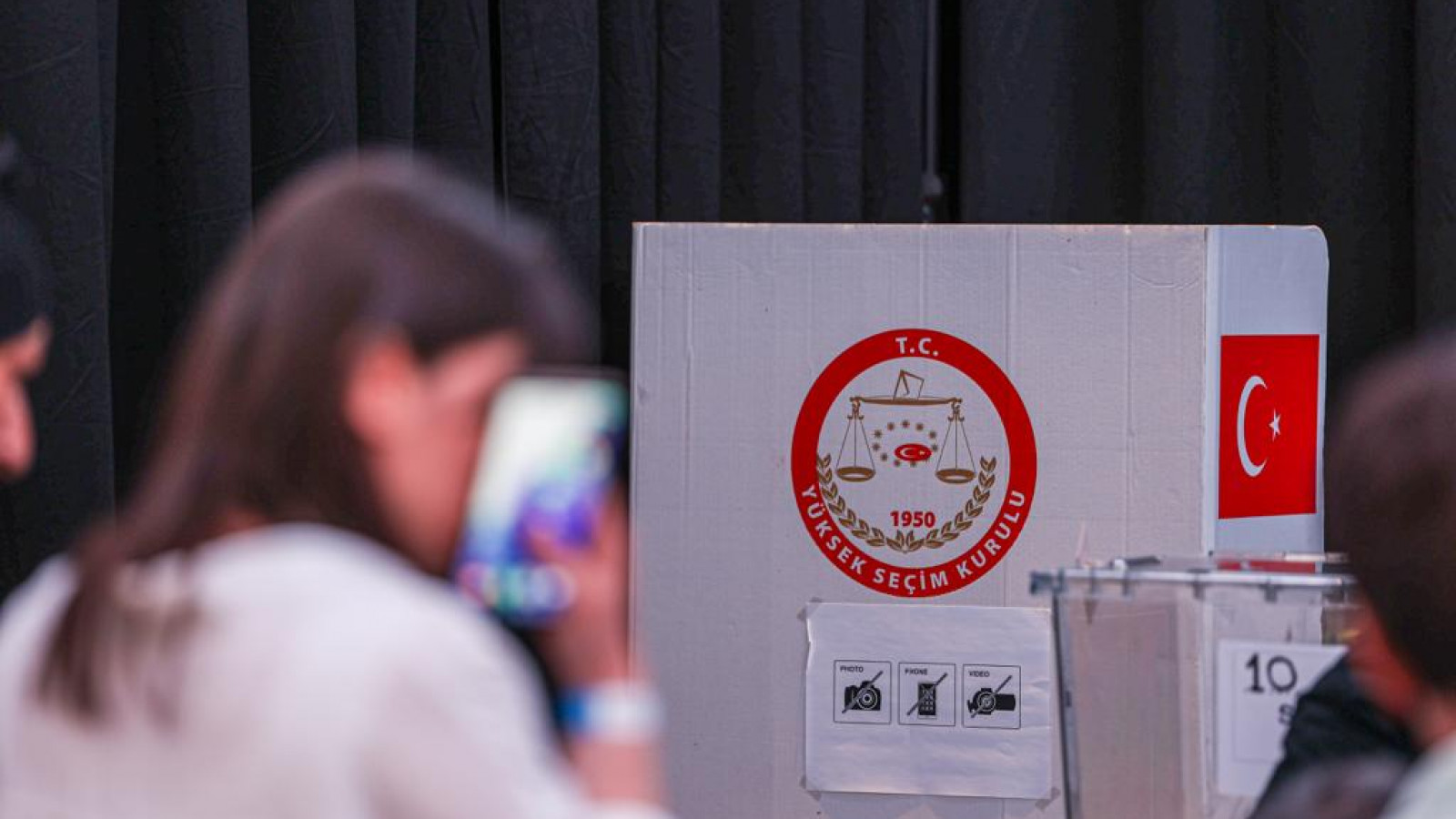 Drukte bij stemlocatie Turkse verkiezingen
