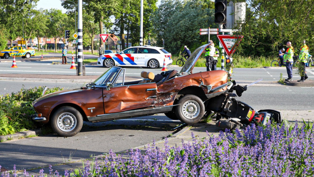 Botsing tussen twee auto’s en scooter in Weesp, twee bestuurders naar het ziekenhuis