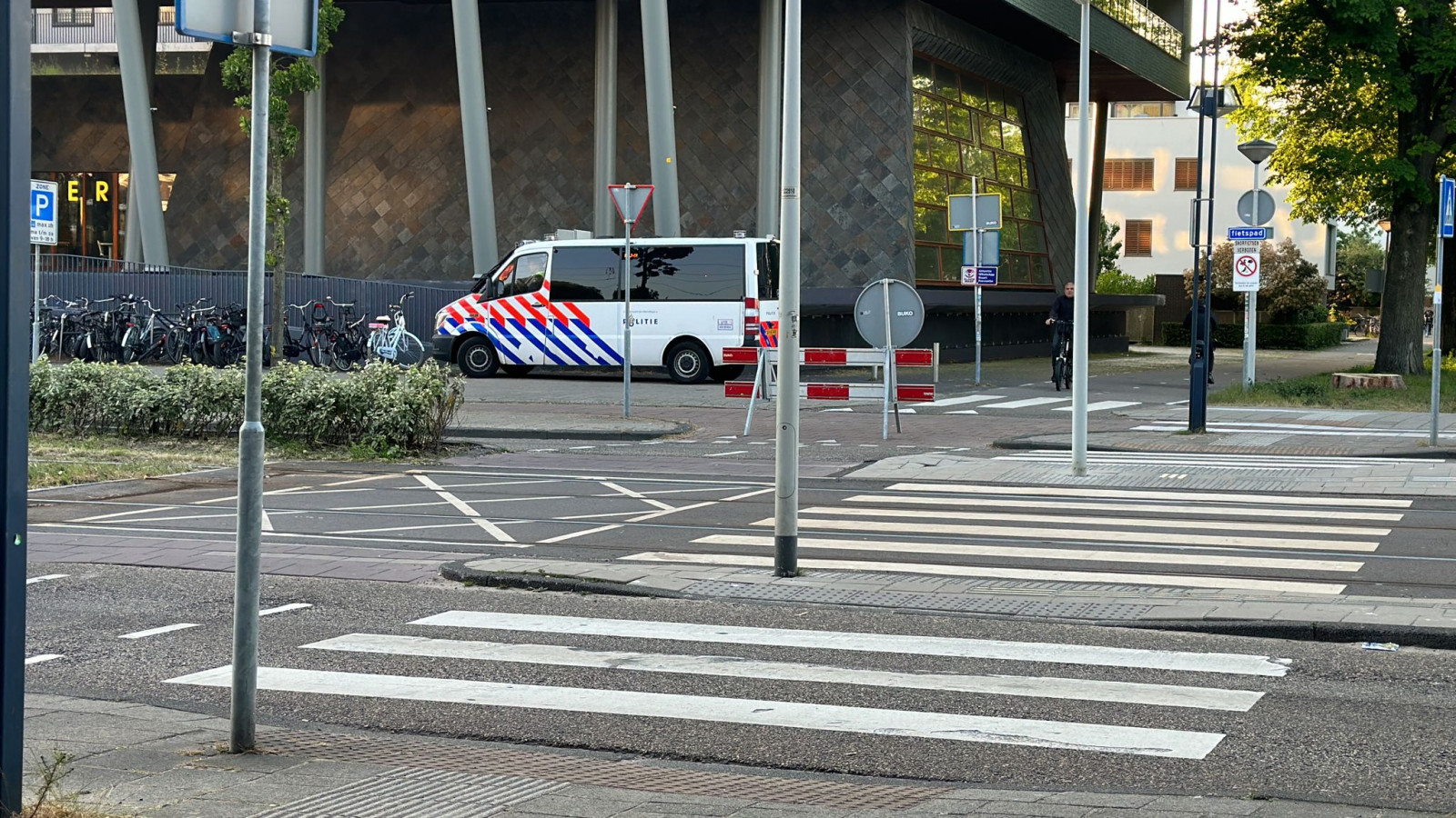 Politie bij kermis Osdorp