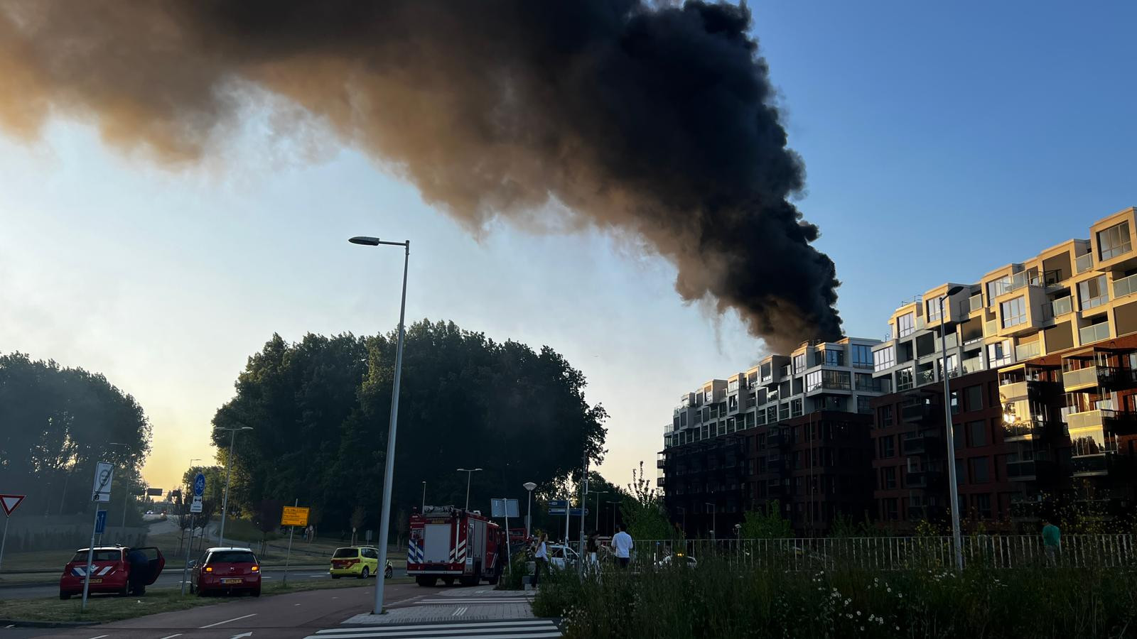 Rook bij brand Joan Muyskenweg