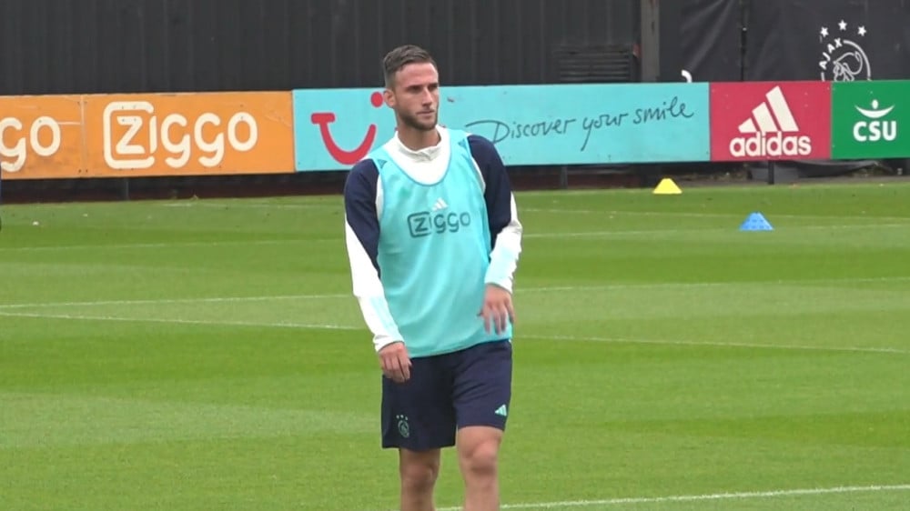 Ajax-middenvelder Branco van den Boomen rest van seizoen verhuurd aan Angers SCO