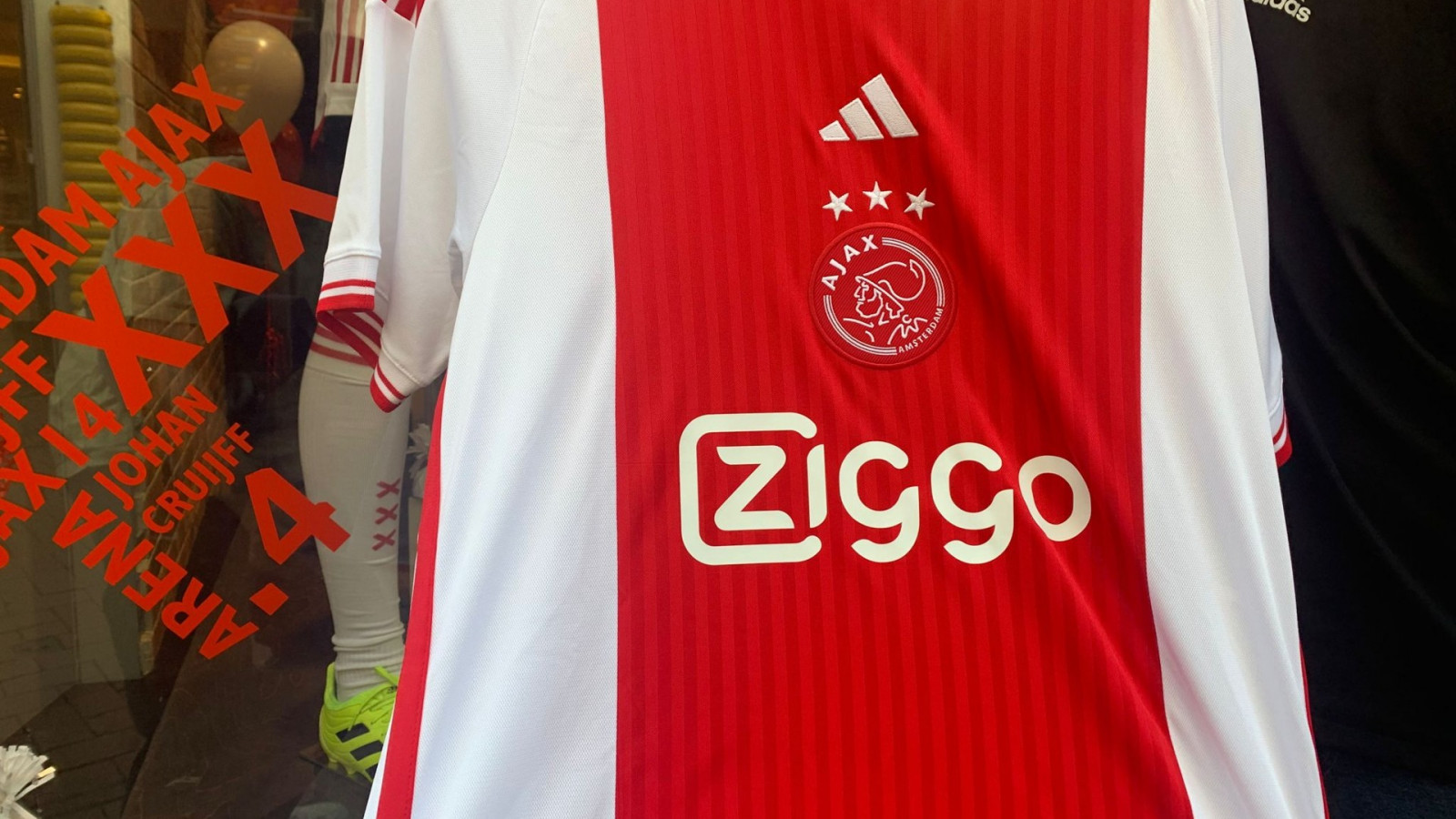 Fans niet echt gelukkig met nieuwe thuisshirt Ajax: roept op tot boycot -