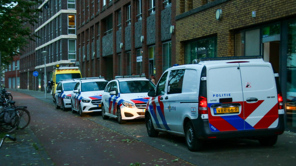 Bewoner Nieuw-West Door Politie Uit Huis Gehaald Na Mishandeling - AT5