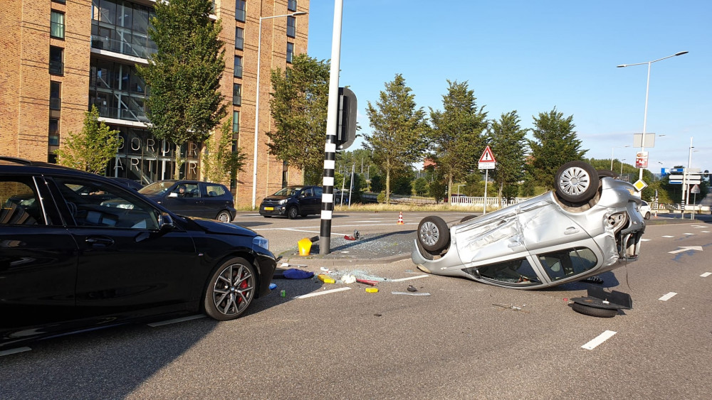 Auto Belandt Op De Kop Na Aanrijding Op IJdoornlaan In Noord ...