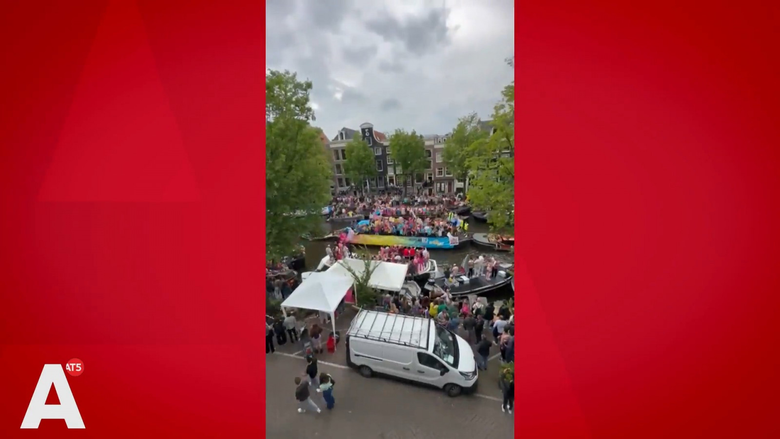 Een paar partytenten tijdens de Canal Parade