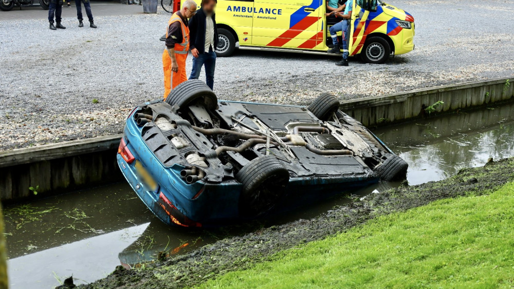 Auto Belandt Op Zijn Kop In Sloot In Zuidoost - AT5