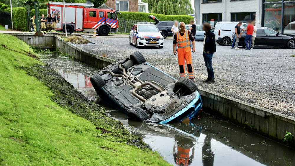 Auto Belandt Op Zijn Kop In Sloot In Zuidoost - AT5