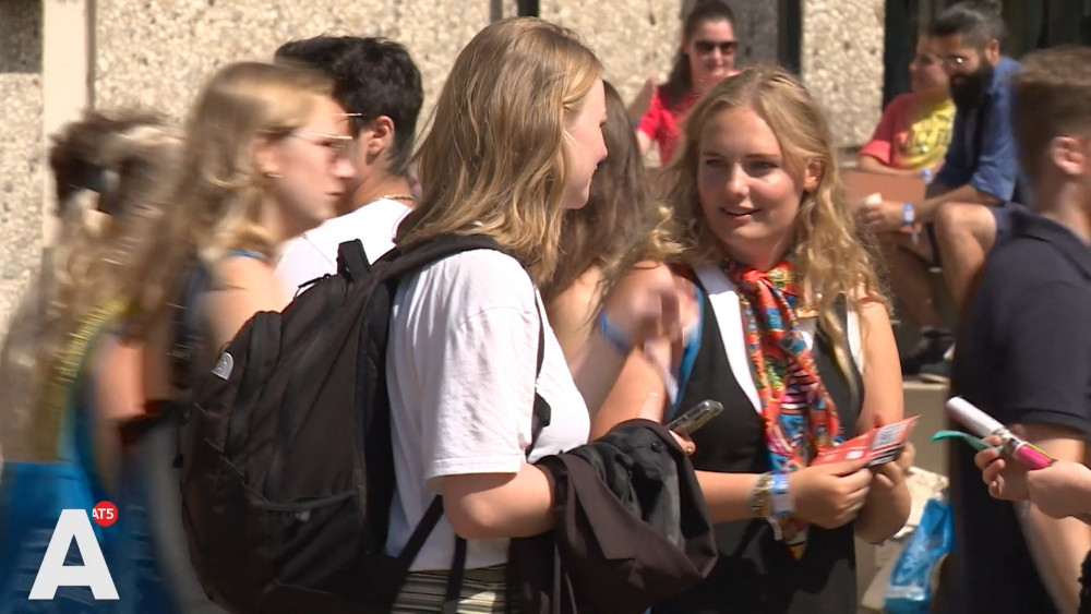 Eerste Groep Studenten Met Basisbeurs Van Start Op De VU: "Hoop Het ...