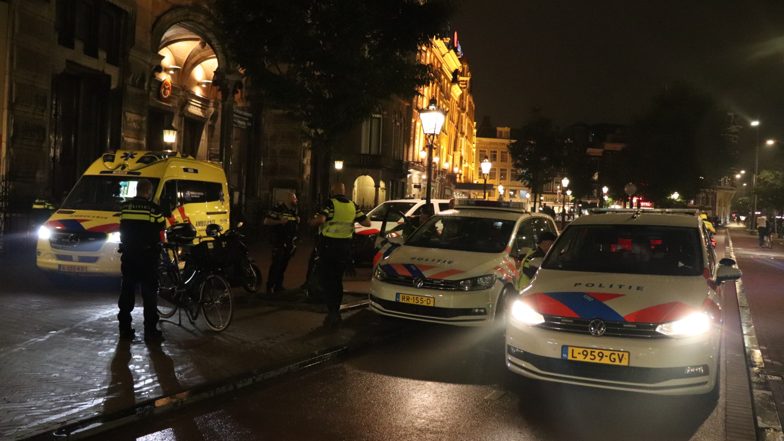 Man in hand gestoken op Prins Hendrikkade