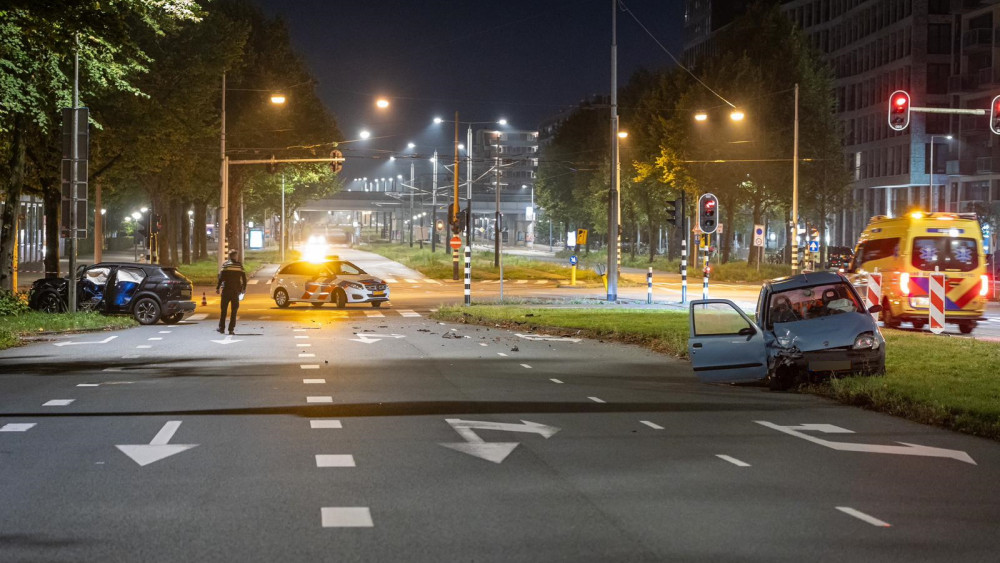 Gewonde Bij Aanrijding Tussen Twee Auto's Op Jan Van Galenstraat - AT5