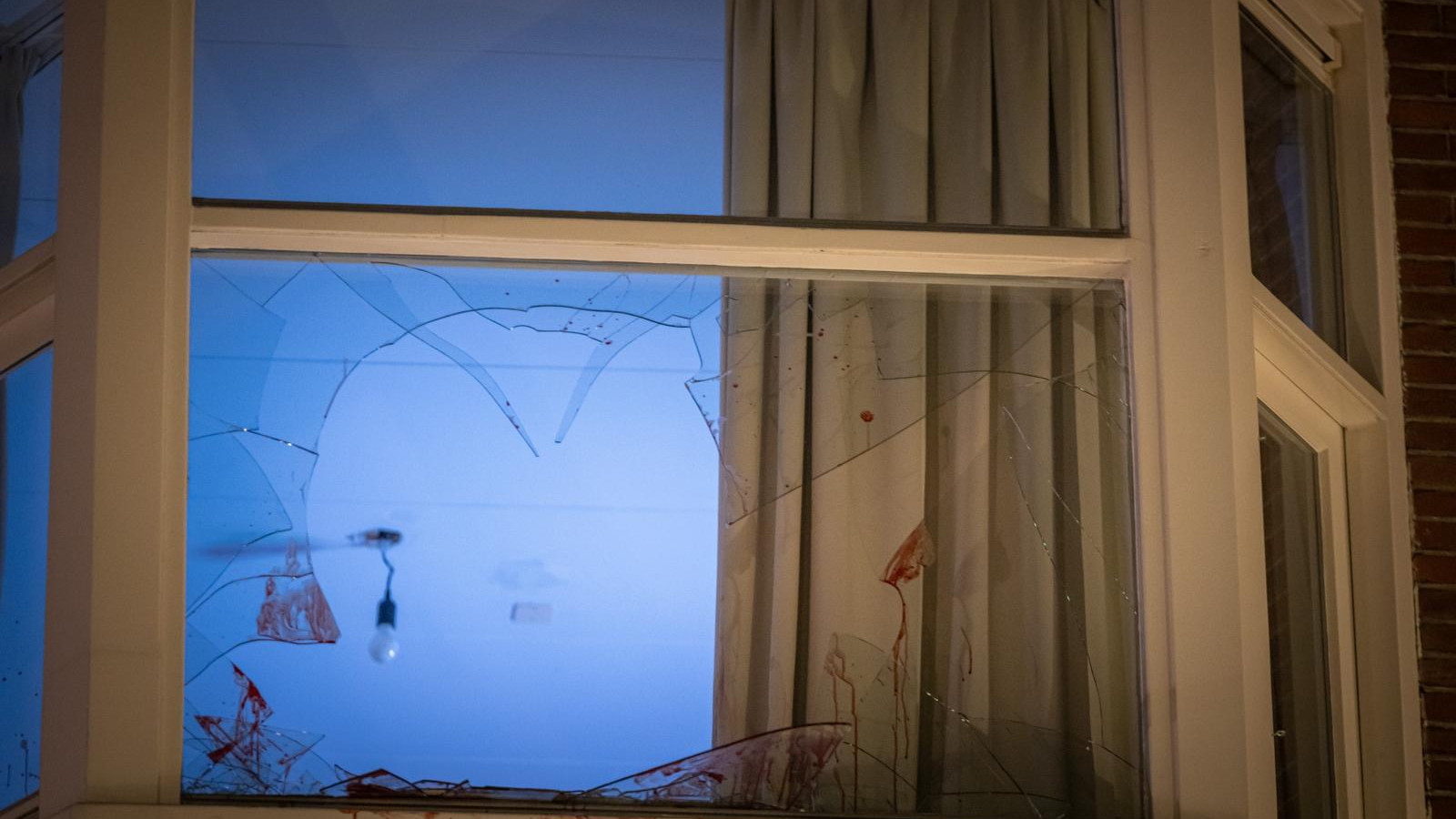 Man zwaargewond na val uit raam op twee hoog AT5 Man zwaargewond na val uit raam op twee hoog AT5