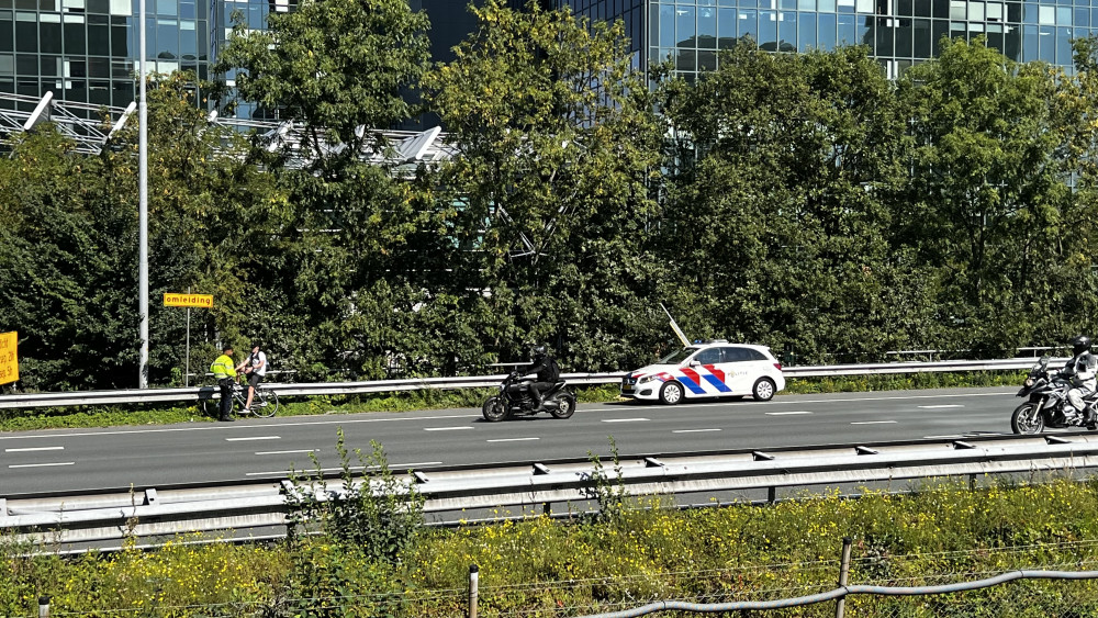 Fietsende Toerist 'volgt Navigatie' En Belandt Op De A10 - AT5