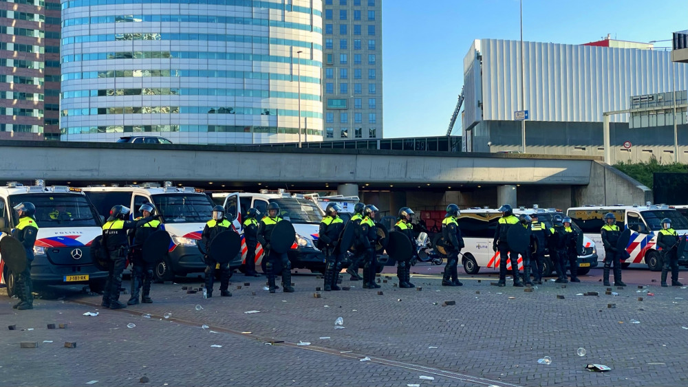 Mobiele Eenheid Met Straatstenen Bekogeld Tijdens Rellen Klassieker ...