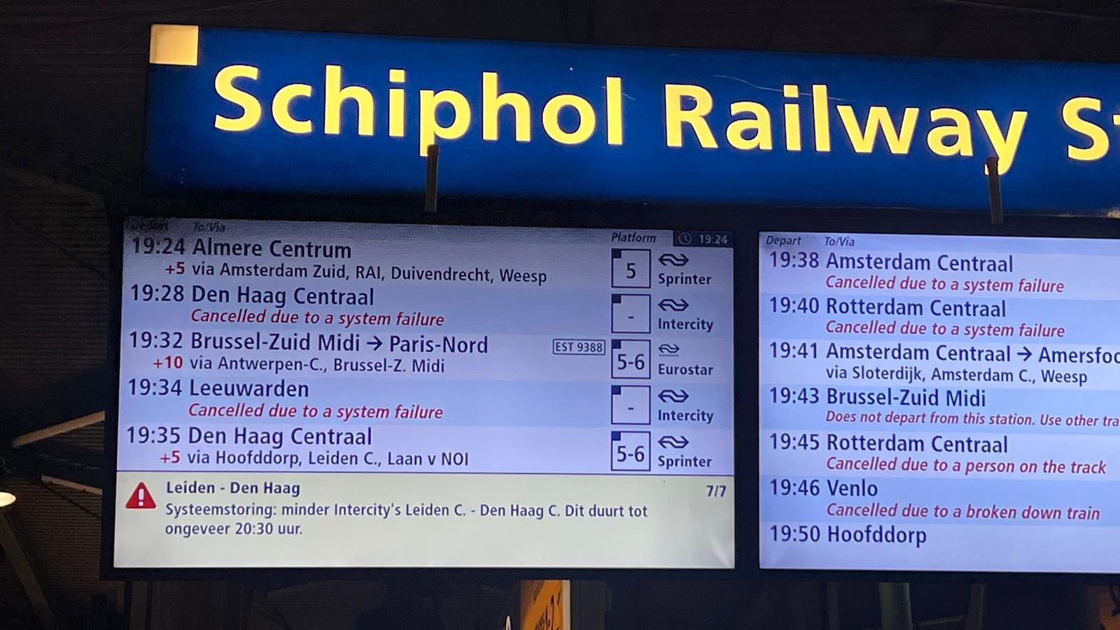 Wachtrijen voor trein Schiphol 