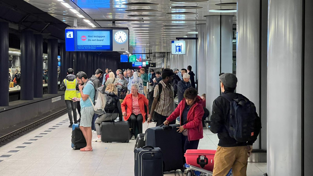 Avond Vol Vertragingen En Uitval Van Treinen Rond CS En Schiphol - AT5