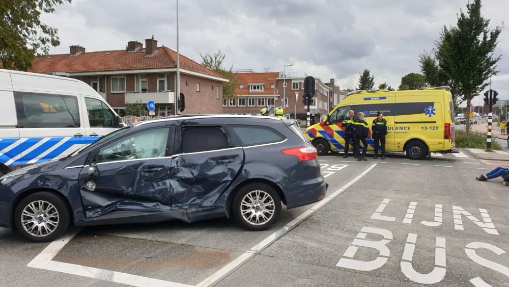 Drie Gewonden En Auto In De Kreukels Na Botsing Met Bus In Noord At