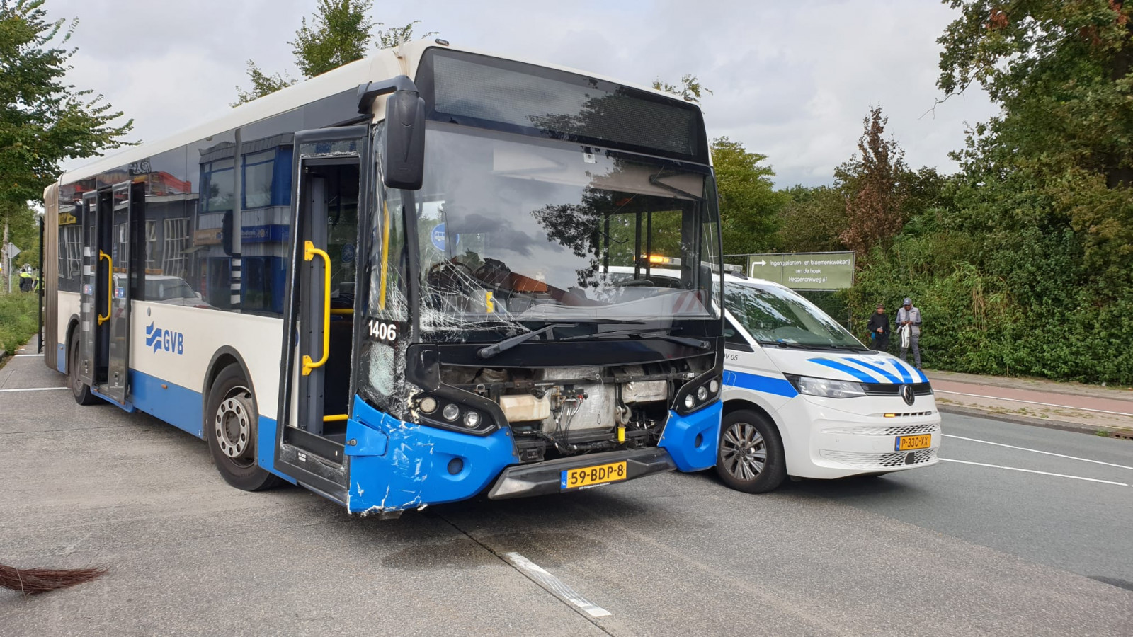 Bus 35 in botsing met auto Klaprozenweg