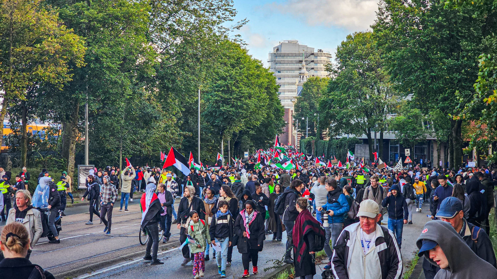 Pro-Palestina-demonstranten op de Haarlemmer Houttuinen