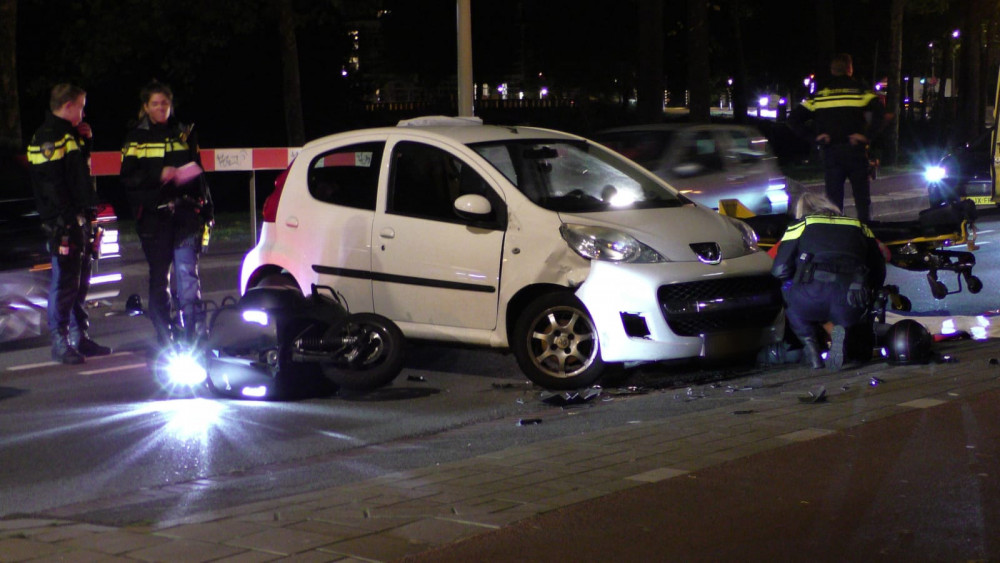 Scooterrijder Gewond Naar Ziekenhuis Na Aanrijding Op Mauritskade - AT5