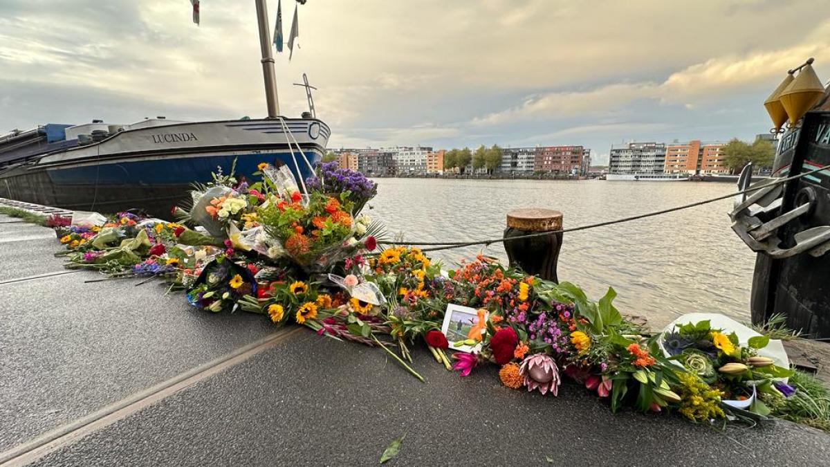 Sam At5 Bloemen voor verdronken Sam, voetbalclub speelt met rouwbanden - AT5