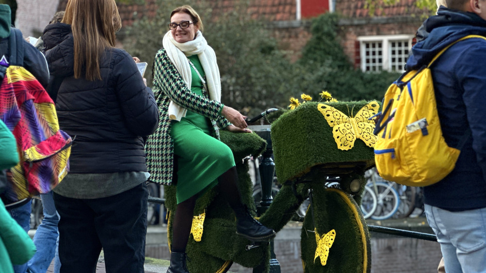 More day trippers in Amsterdam, tourists stay in the city longer