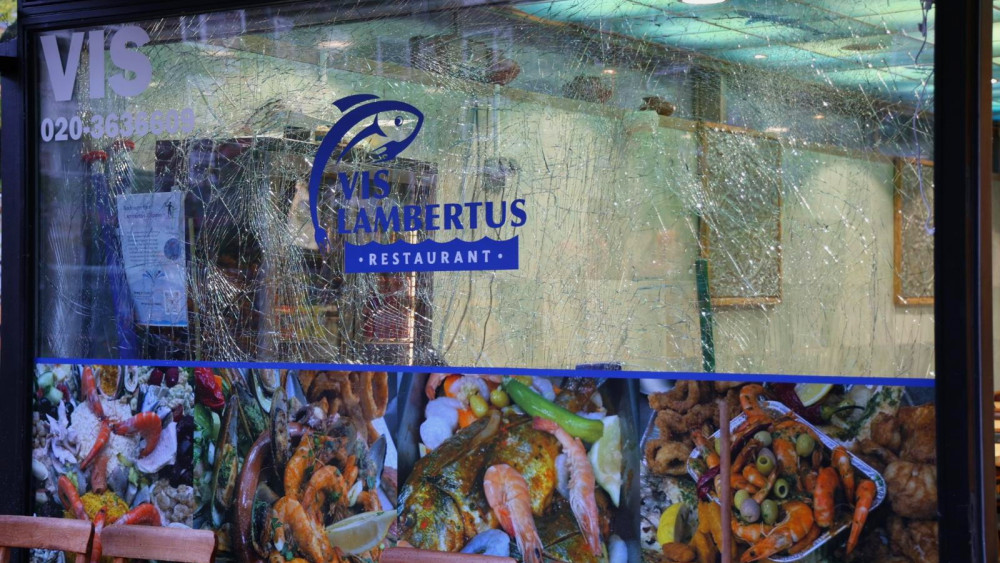 Explosie voor deur van visboer in Geuzenveld