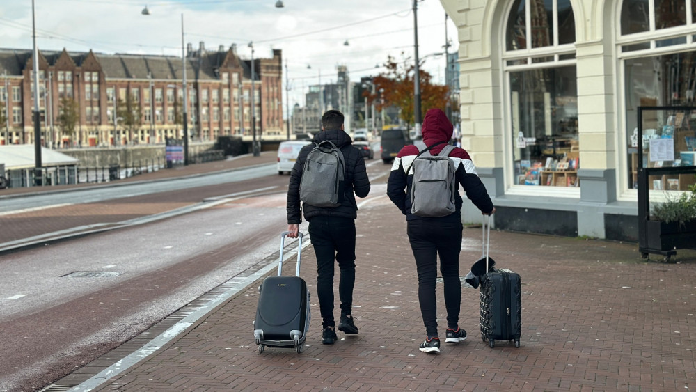 Nog steeds te veel toeristen in Amsterdam: gemeente draait hotelkraan zo goed als dicht