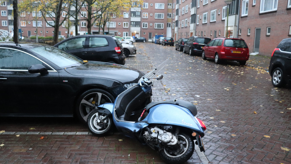 Achtervolging Scooterrijder Eindigt Met Botsing Tegen Geparkeerde Auto ...