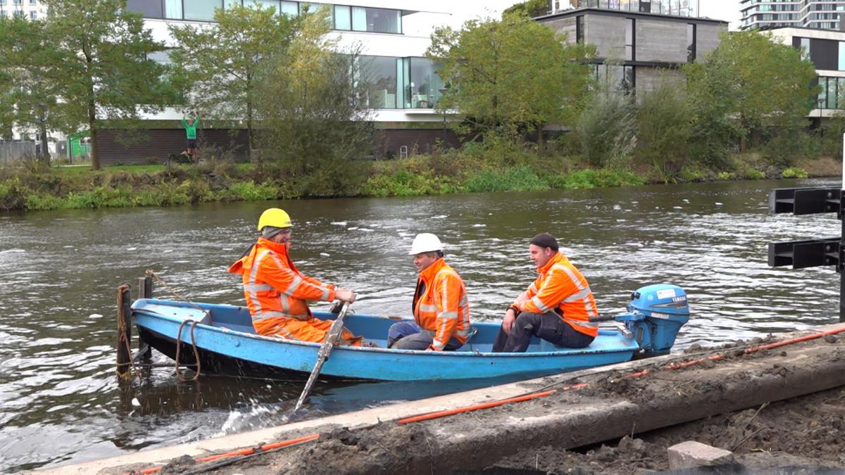 Dijk langs Weespertrekvaart afgesloten door werk aan brug: "Doel is verbinding tussen Amstelkwartier