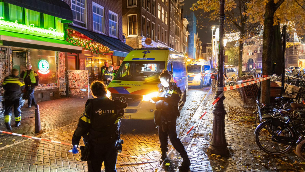 Shooting at Nieuwmarkt Coffee Shop: One Injured, Two Suspects on the Run