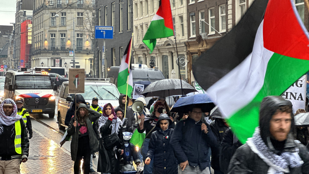 Pro-Palestinademonstranten+verlaten+kraakpand+Achter+Oosteinde+in+Amsterdam+na+vordering