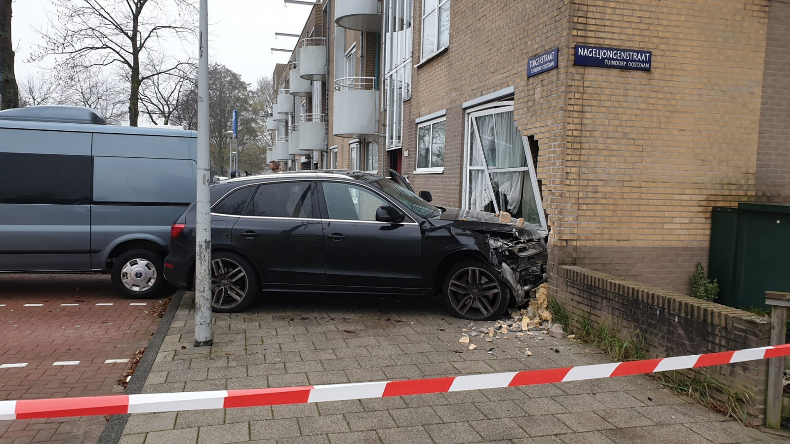 Auto rijdt in woning Tuigerstraat 