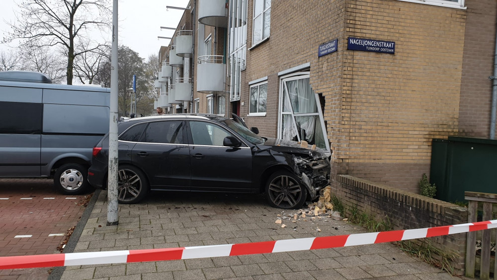 Ravage In Tuigerstraat In Noord: Auto Rijdt Woning Binnen - AT5