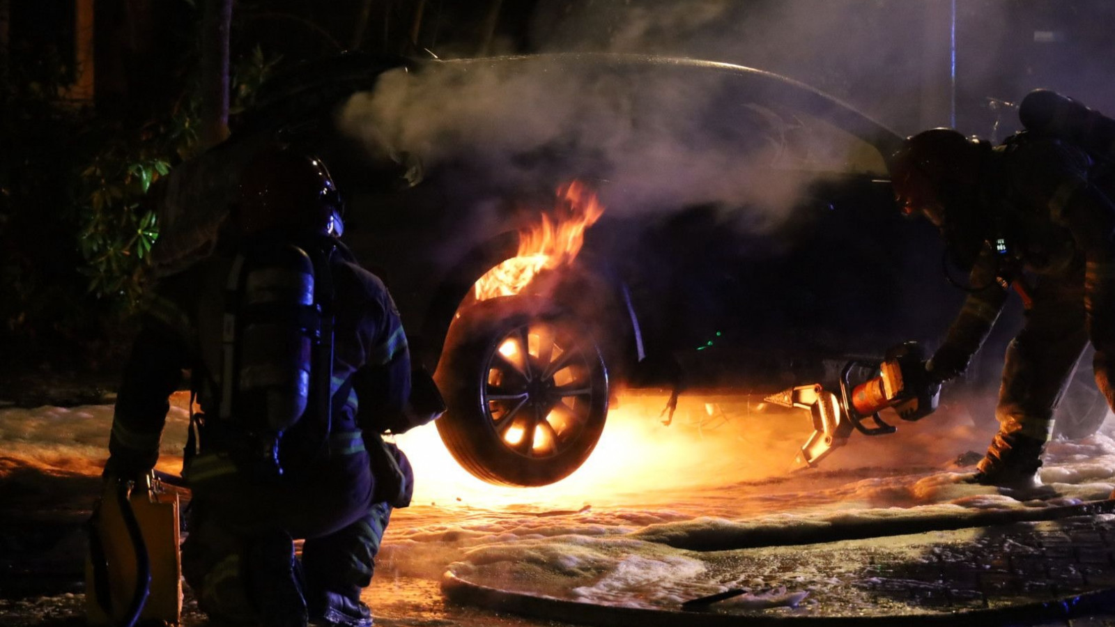 Brandweer ruim een uur bezig met blussen van brand in hybride auto