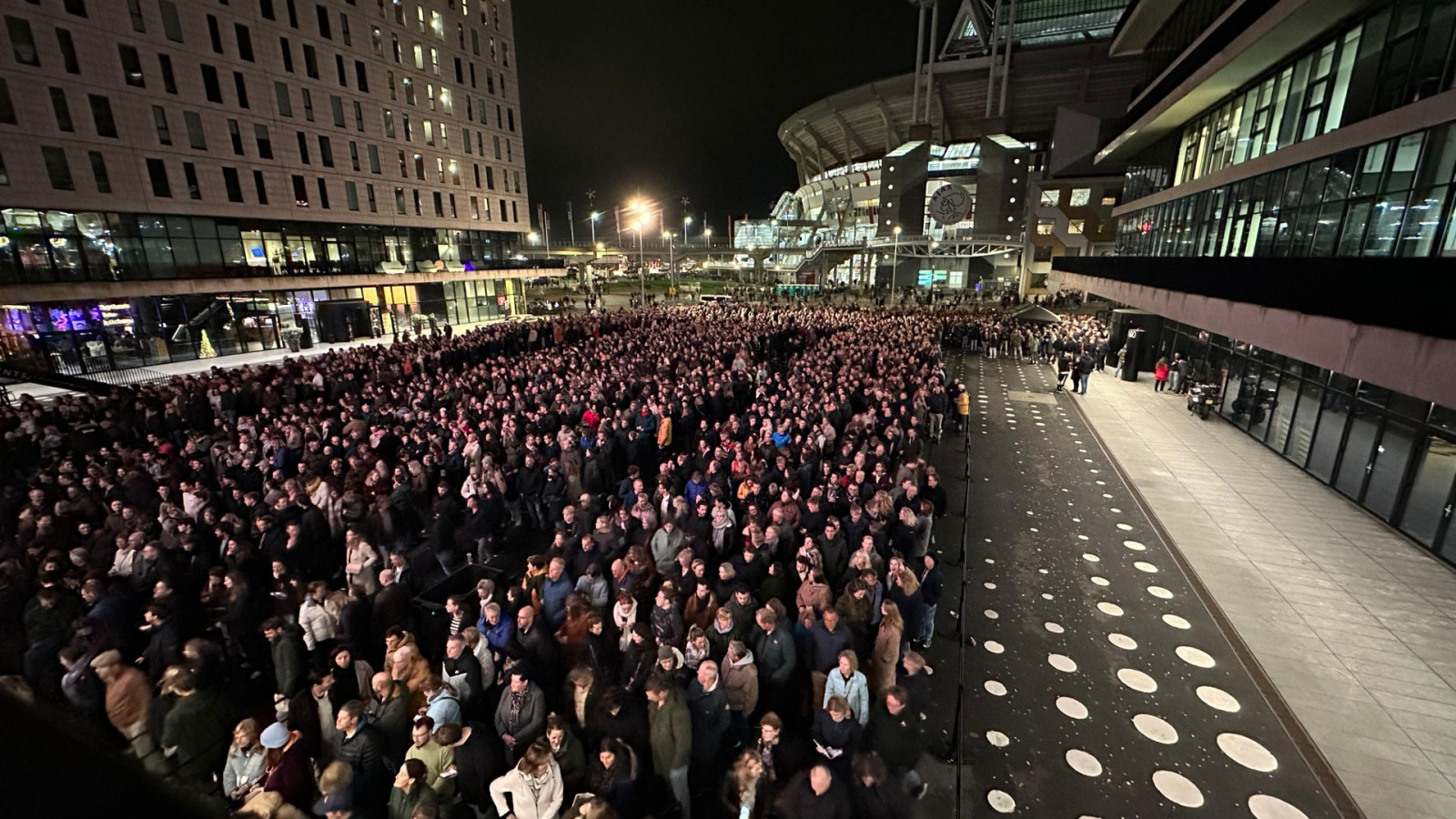 Enorme mensenmassa bij Johan Cruijff Boulevard 