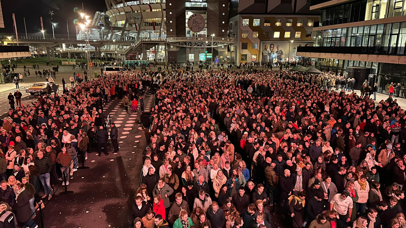 Enorme mensenmassa bij Johan Cruijff Boulevard 