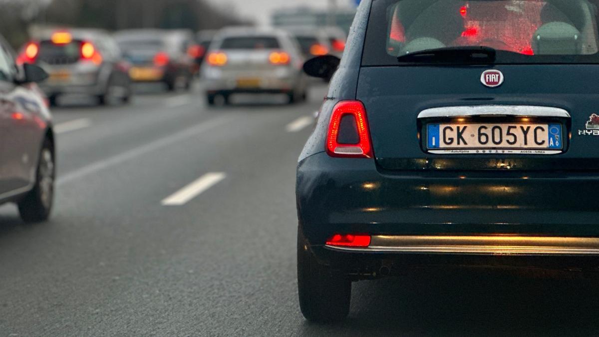 At5 Files Kettingbotsing met twaalf auto's op A1 - AT5