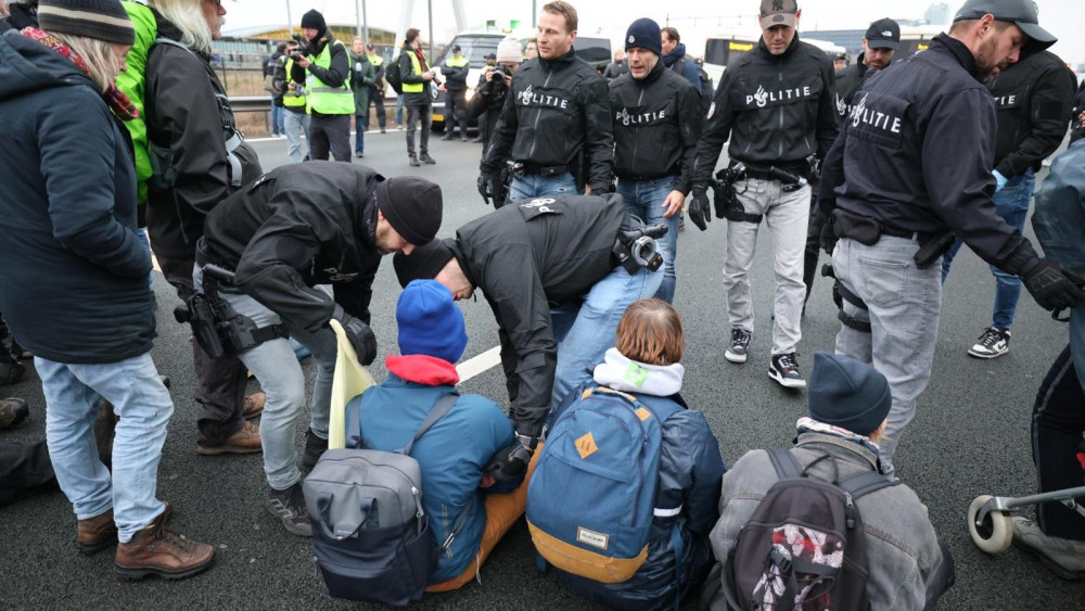 Bijna Vierhonderd Demonstranten Aangehouden Na Blokkade A10 - AT5