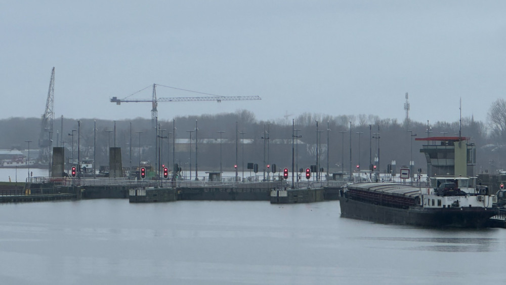 Oranjesluizen gesloten vanwege hoogwater in IJmeer en Markermeer