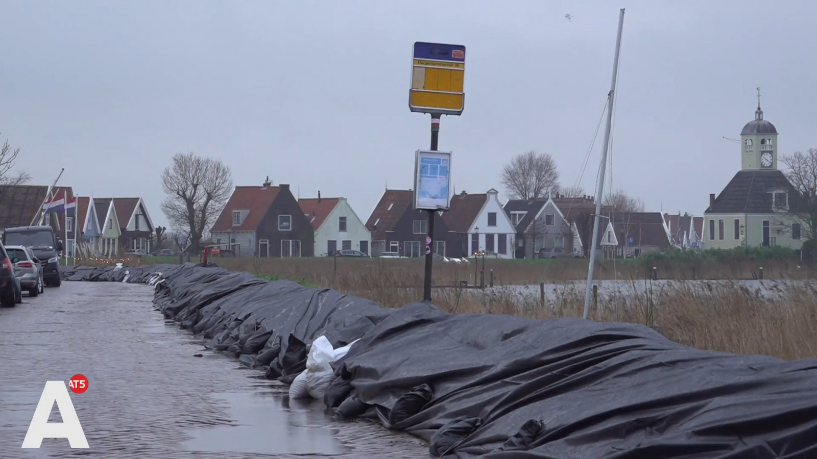 De zandzakken op de dijk