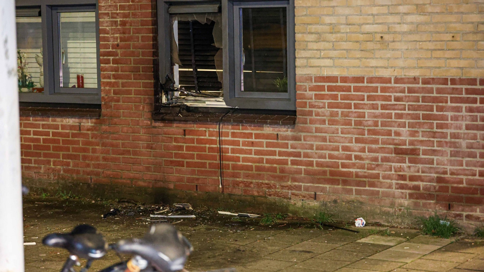 Explosie bij woning aan de Tielstraat in Amsterdam-Zuidoost