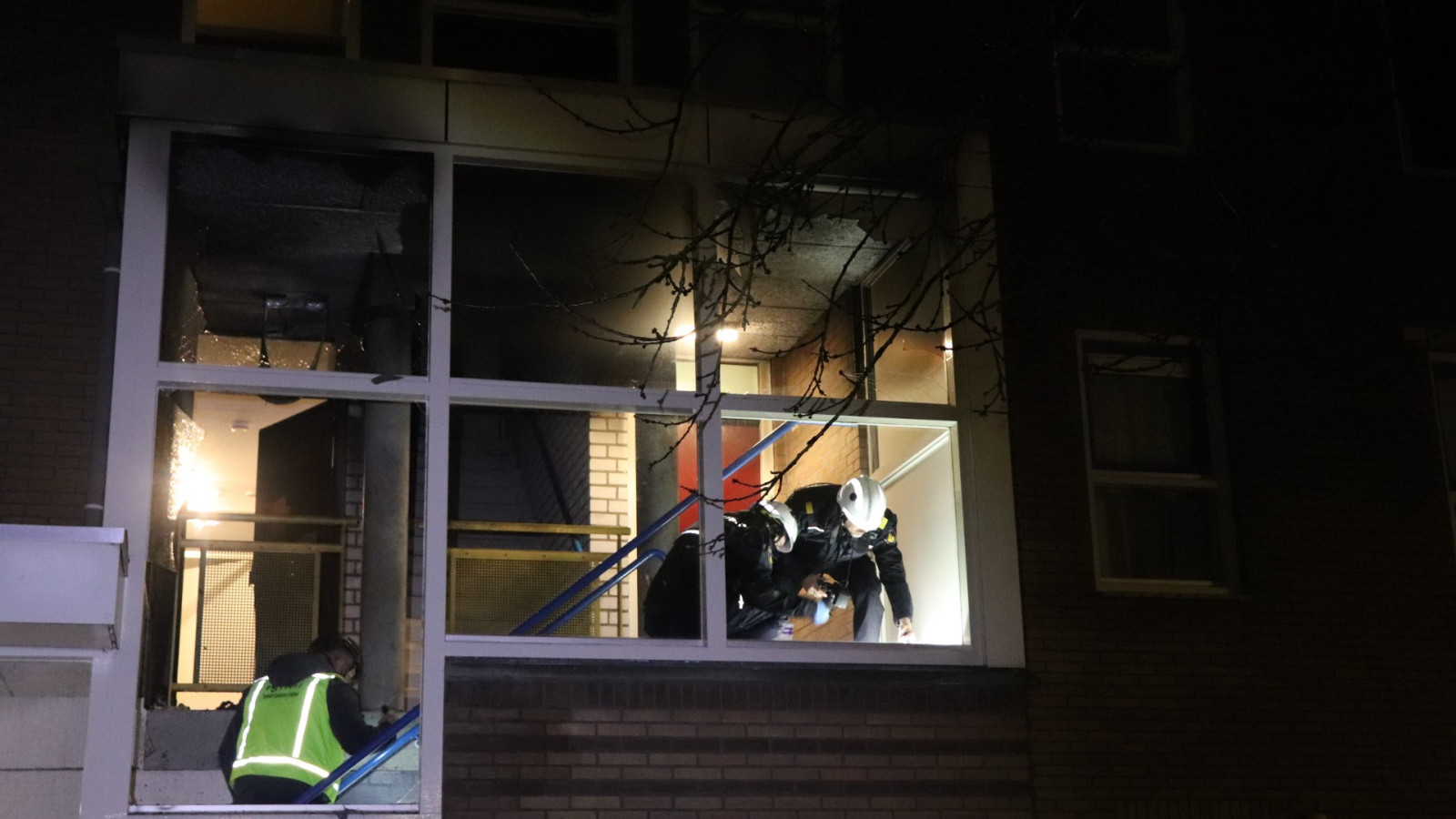 Explosie veroorzaakt brand bij voordeur van woning Gutserstraat