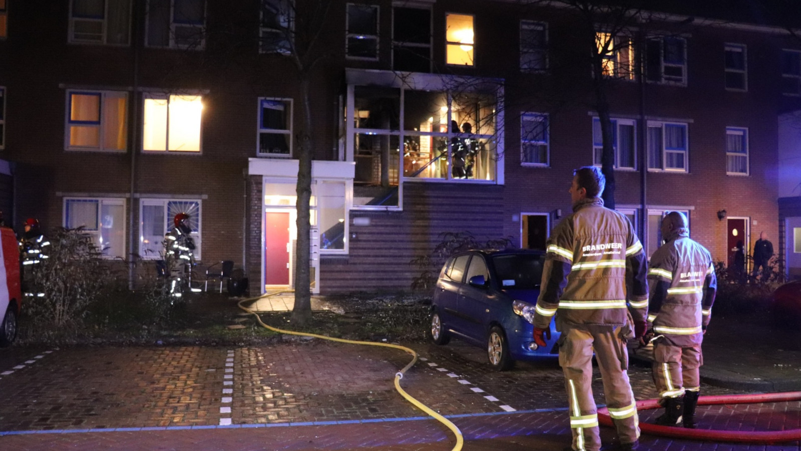 Explosie veroorzaakt brand bij voordeur van woning Gutserstraat
