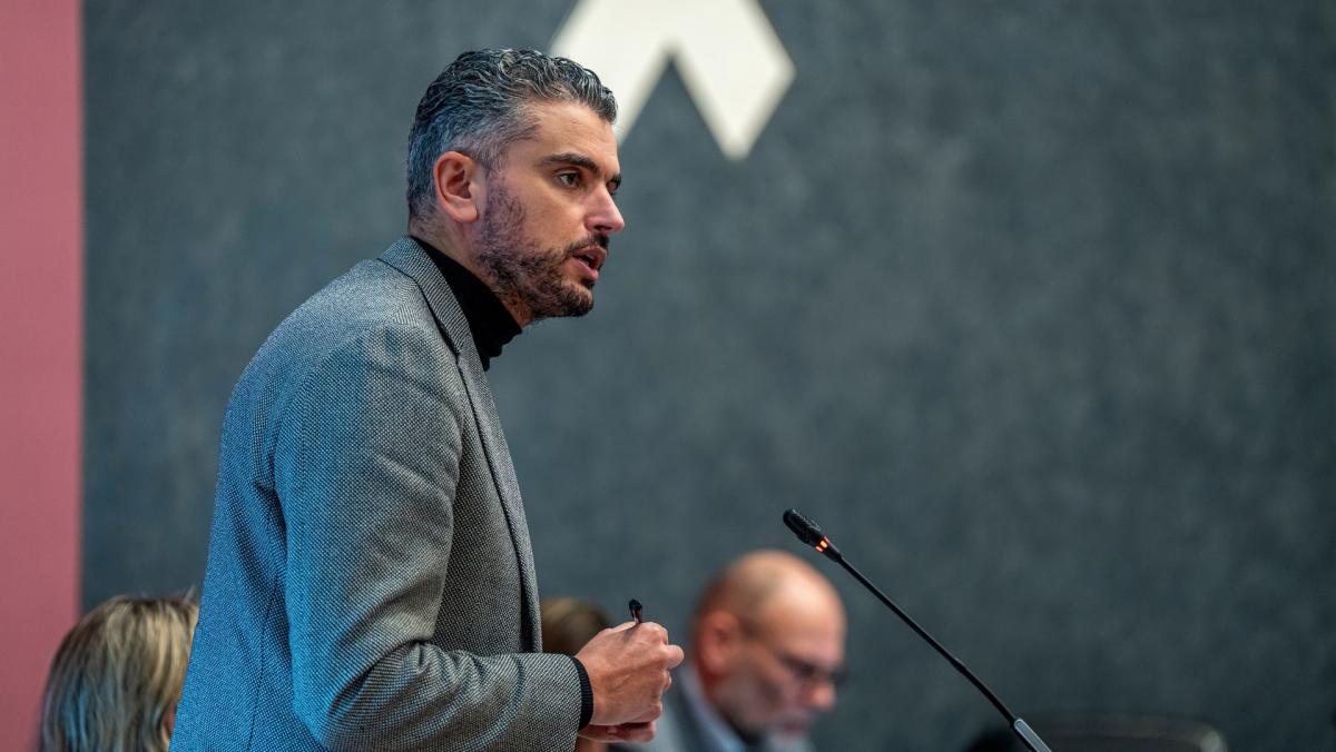 Wethouder Mbarki wil lijsttrekker van de PvdA in Amsterdam worden