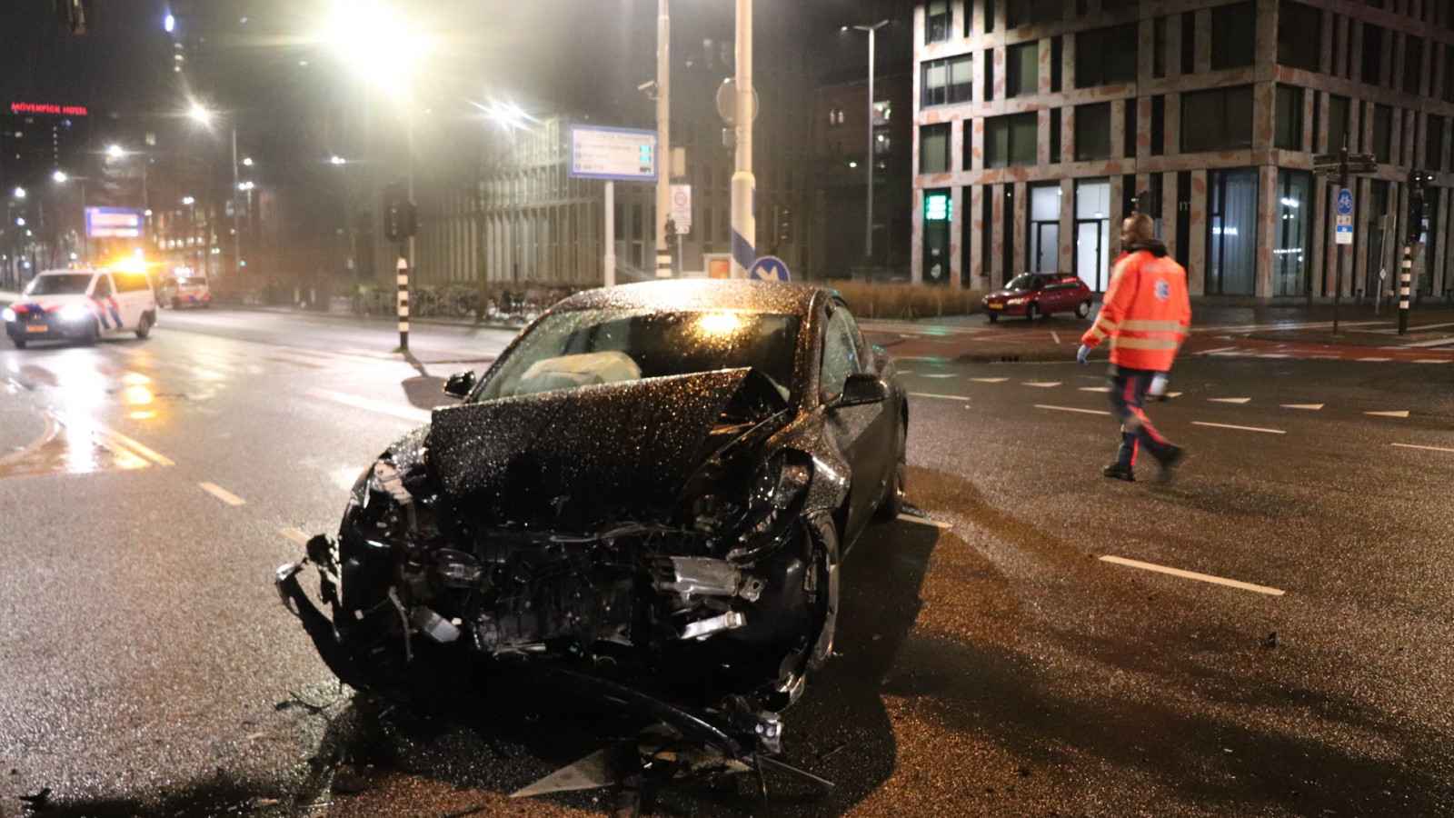 Taxipassagier gewond bij aanrijding Piet Heinkade