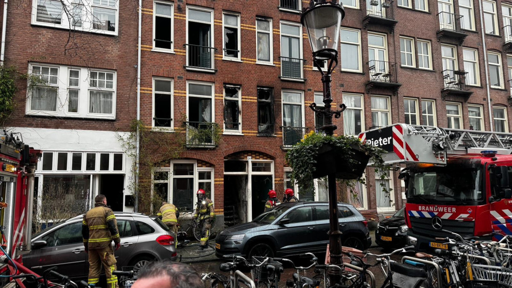 デルデ・シンケル通りの大火災で住民4人が建物から避難