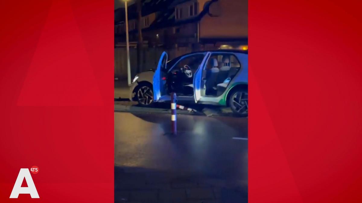 17-jarige zonder rijbewijs vlucht in deelauto voor de politie, maar crasht in Geuzenveld