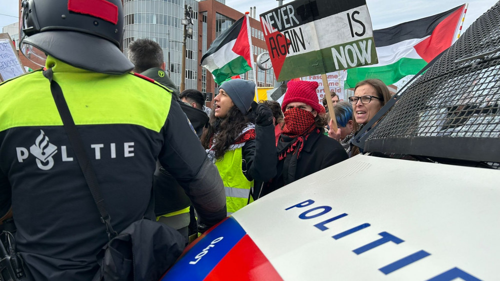 Politie Arresteert Dertien Mensen Bij Demonstraties Tegen Komst ...