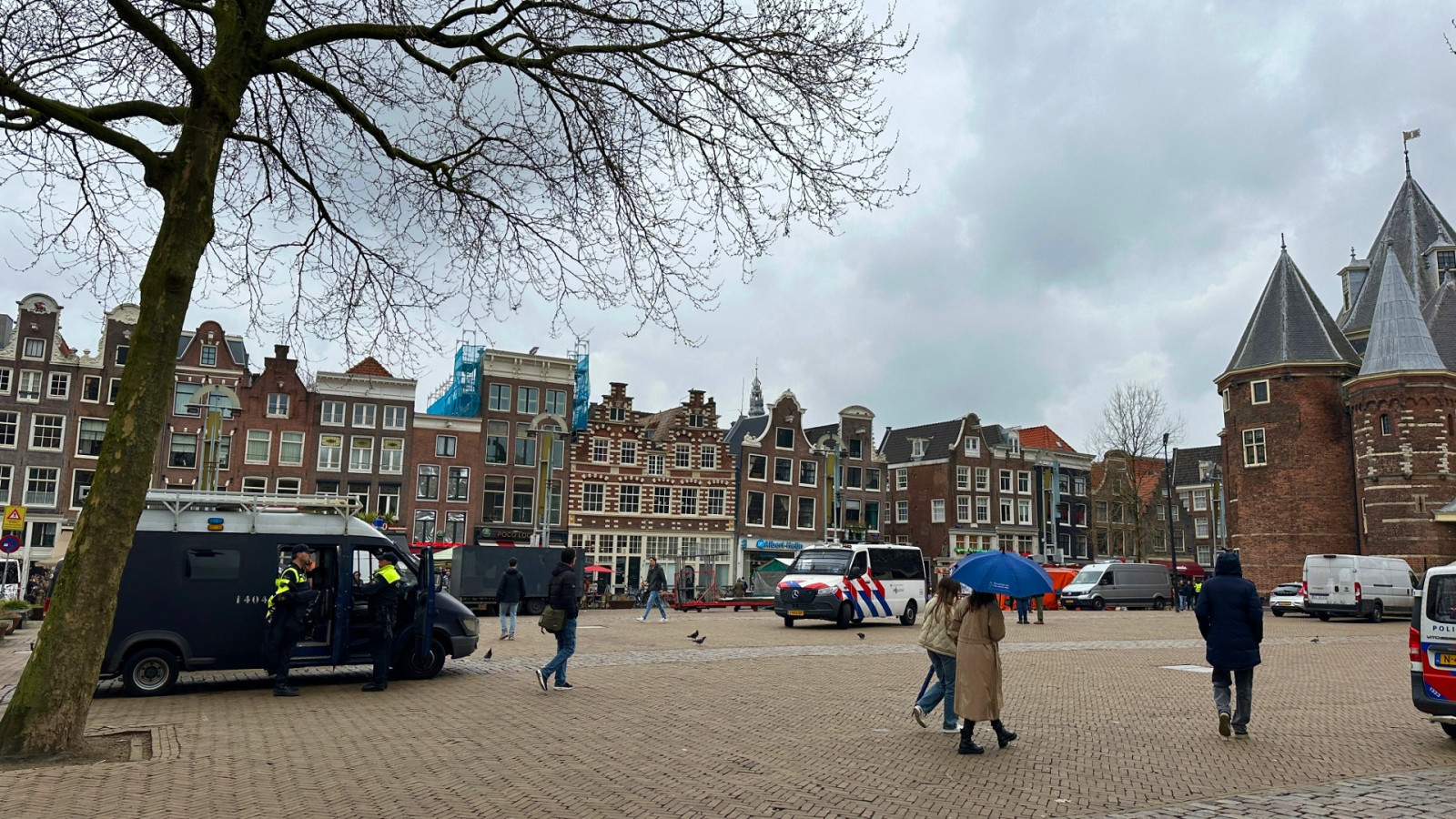 Politie op Nieuwmarkt vanwege Nederland - Schotland